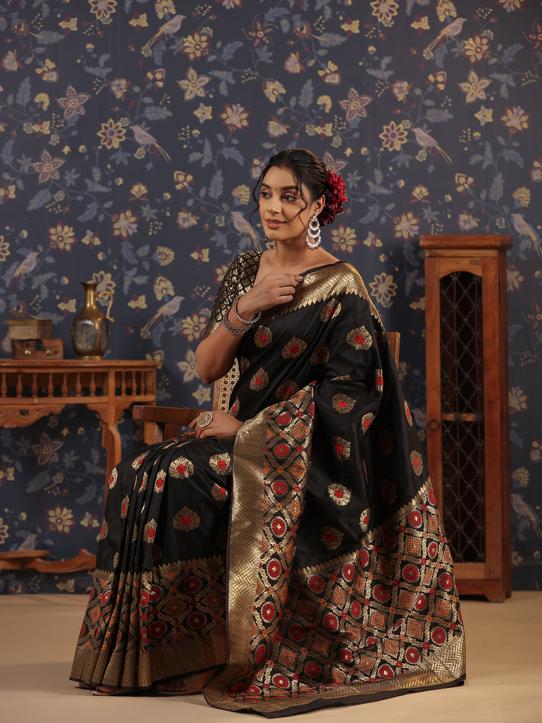 Black & Gold Jari-Toned Paisley Woven Design Banarasi Saree